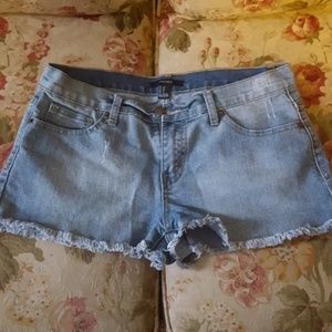 Frayed hem denim shorts